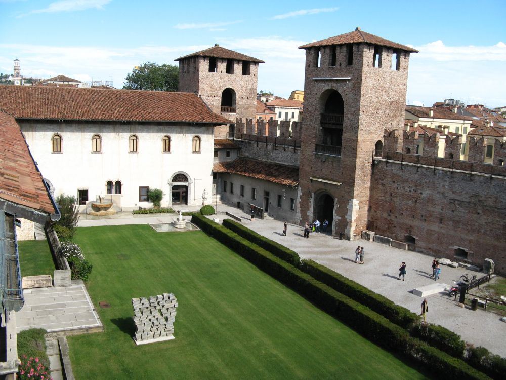 Braunes Betongebäude in Der Nähe Einer Grünen Wiese Tagsüber Field. Wallpaper in 3072x2304 Resolution