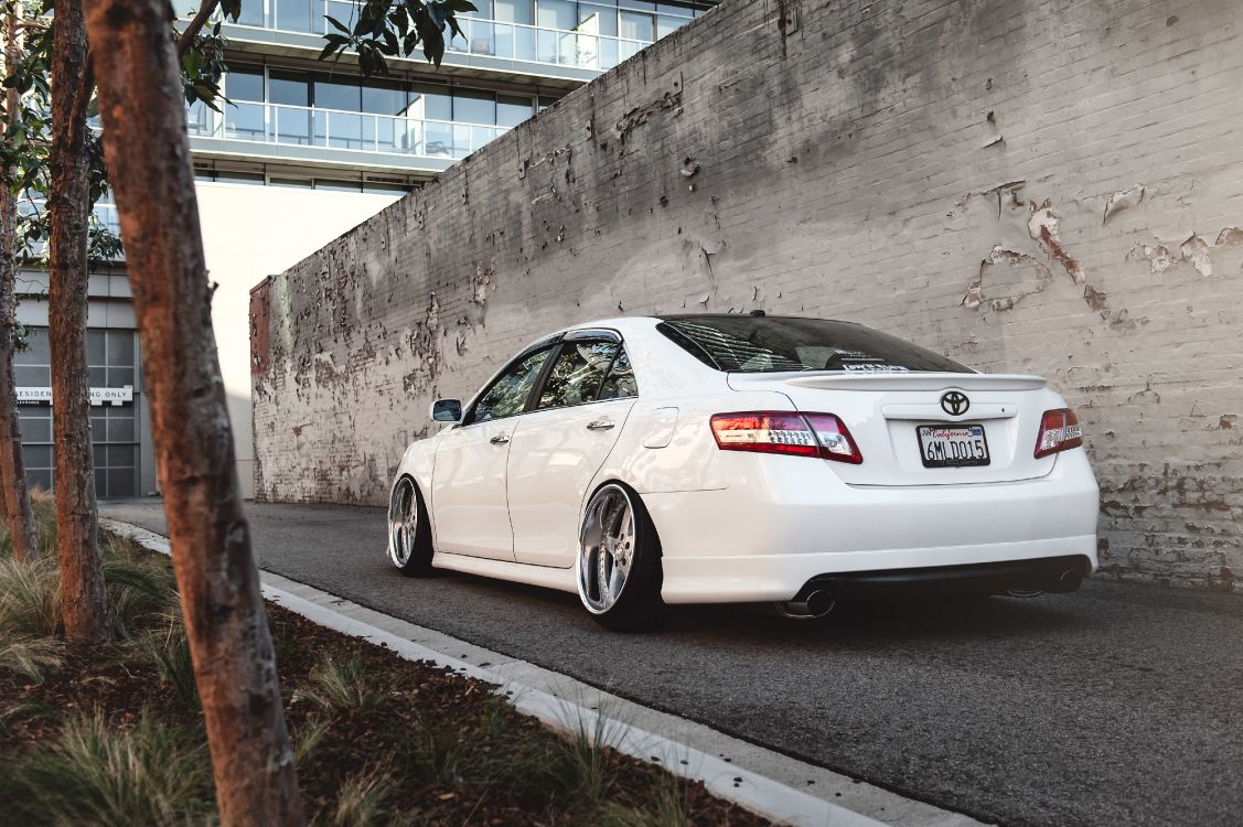 Porsche 911 Blanche Garée à Côté D'un Mur de Béton Gris. Wallpaper in 4256x2832 Resolution