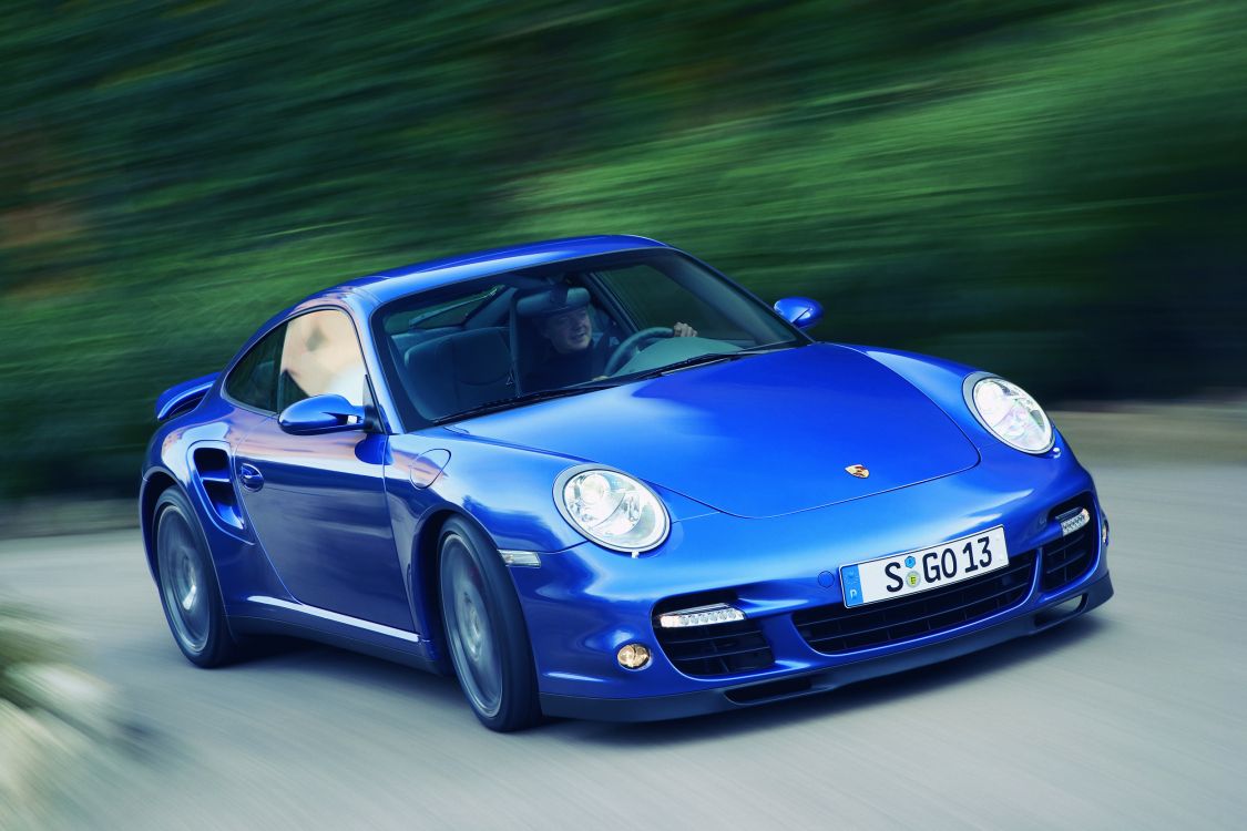 Porsche 911 Azul en la Carretera Durante el Día. Wallpaper in 2496x1664 Resolution
