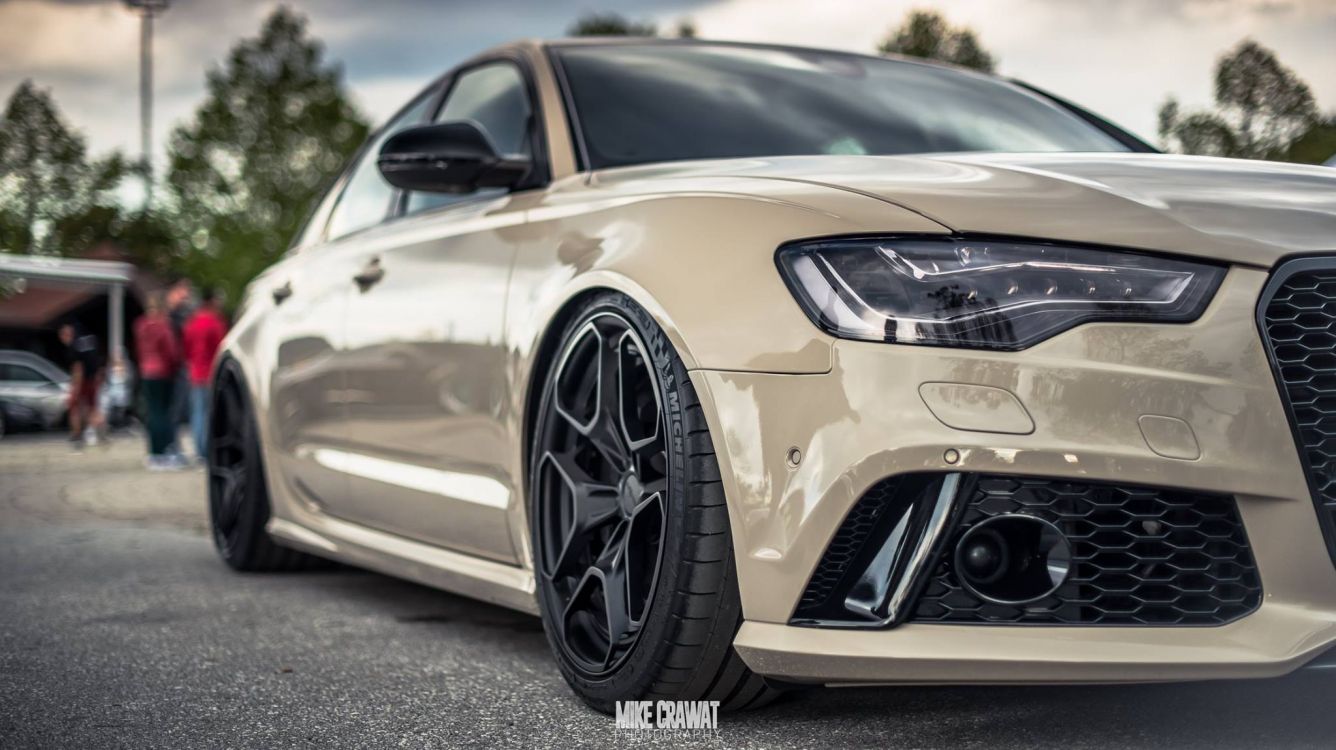 Gold Mercedes Benz Coupé Tagsüber Unterwegs. Wallpaper in 2048x1149 Resolution