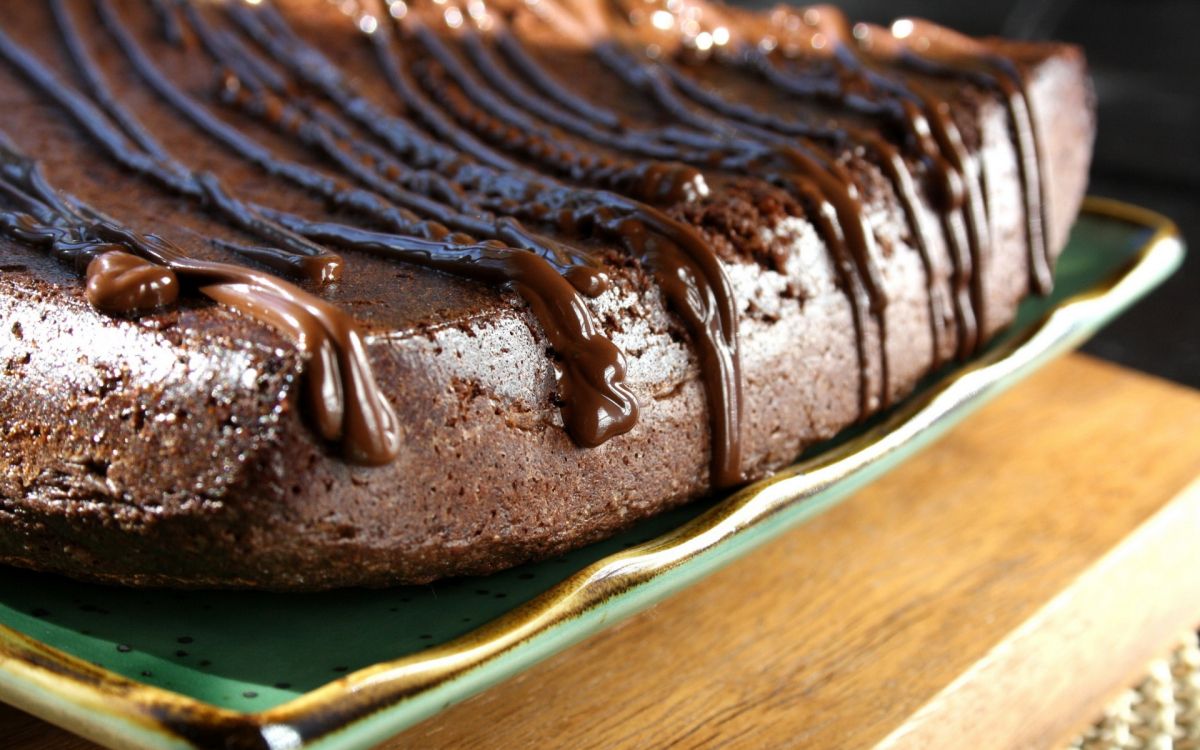 Pastel de Chocolate en Placa Verde. Wallpaper in 1920x1200 Resolution