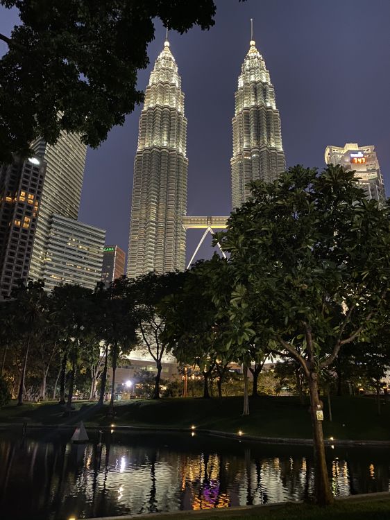 Petronas Towers, Kuala Lumpur, Malaysien, Reflexion, Gewässer. Wallpaper in 1536x2048 Resolution