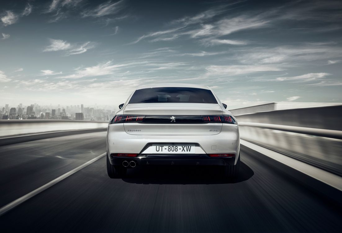 Weißer Bmw x 6 Unterwegs. Wallpaper in 2800x1904 Resolution