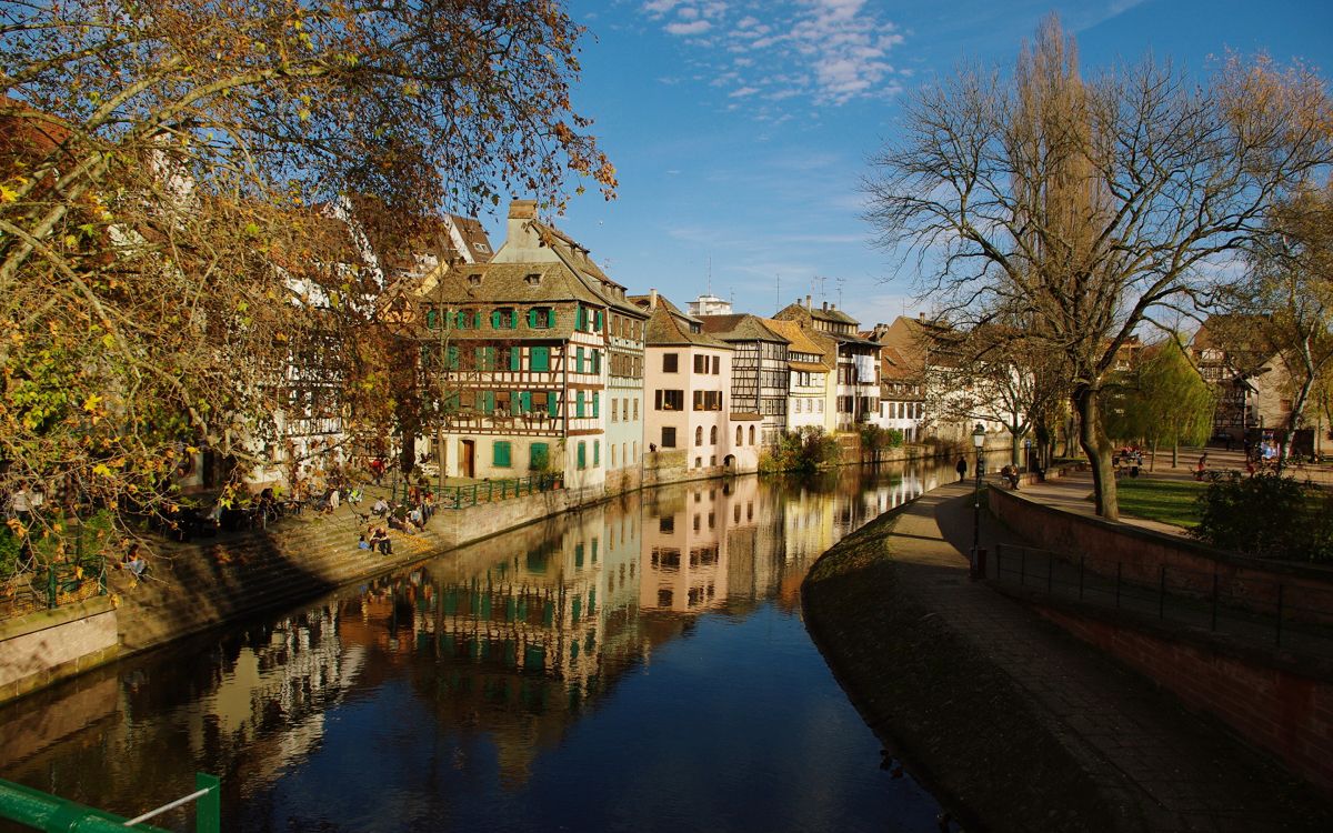 Weißes Und Braunes Betongebäude in Der Nähe Von Gewässern Unter Blauem Himmel Tagsüber. Wallpaper in 2880x1800 Resolution