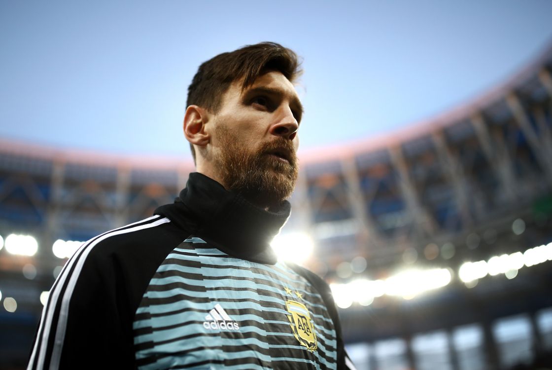 Homme en Chemise à Col Ras du Cou Adidas Noir et Blanc. Wallpaper in 4413x2954 Resolution