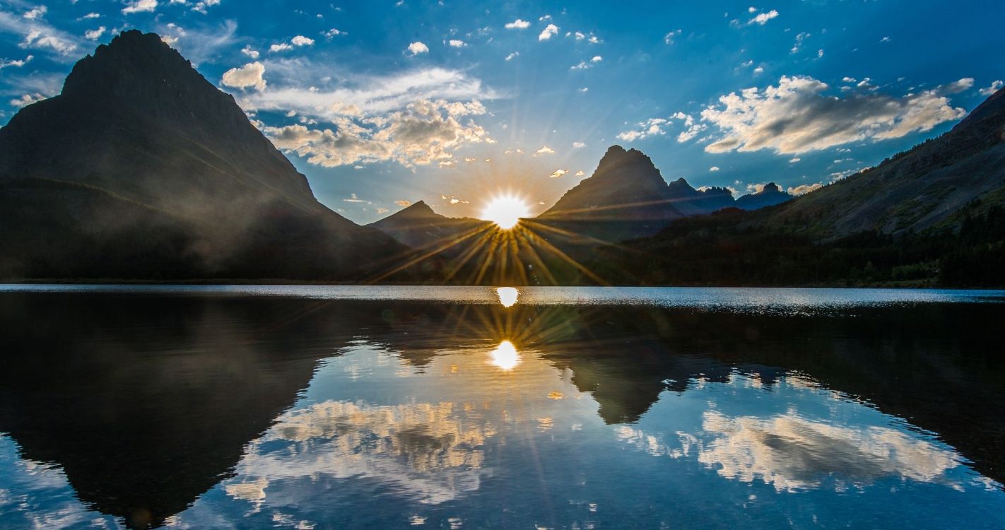 Plan D'eau Près de la Montagne Sous un Ciel Bleu Pendant la Journée. Wallpaper in 4096x2160 Resolution