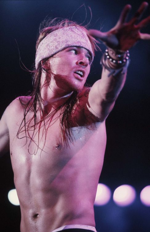 Guns N Roses, hard rock, performance, singer, singing