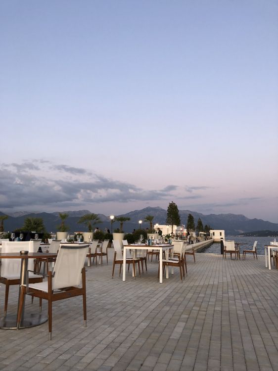 Immobilier, Tourisme, Mobilier, Table, Table D'extérieur. Wallpaper in 1536x2048 Resolution