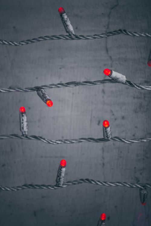 Pièces Rondes Rouges et Argentées Sur Textile Gris. Wallpaper in 3398x5097 Resolution