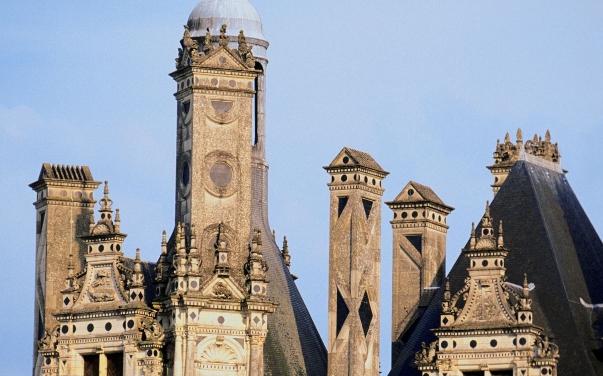 Bâtiment en Béton Brun Sous Ciel Bleu Pendant la Journée. Wallpaper in 2560x1600 Resolution