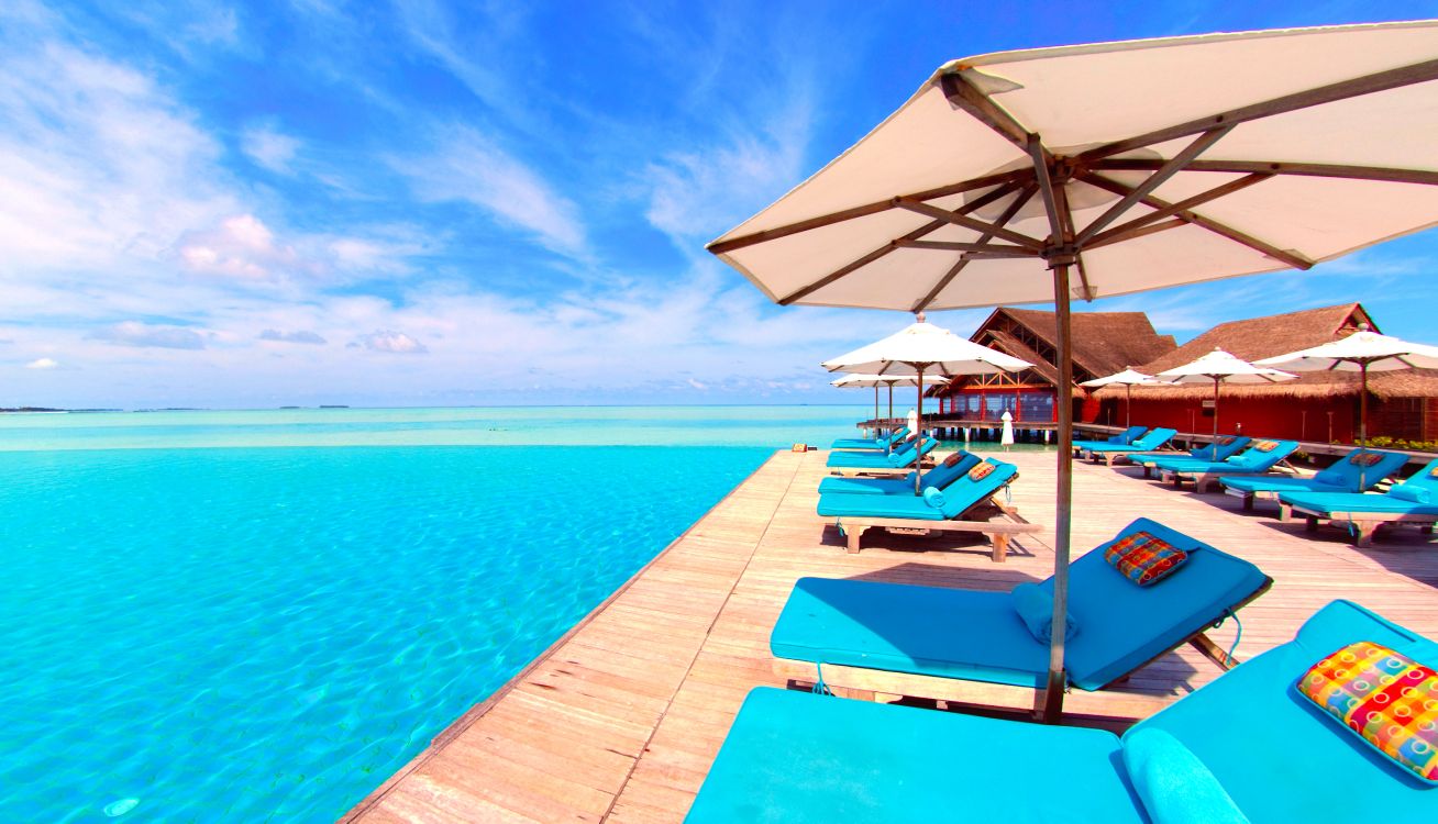 Weiße Und Braune Hölzerne Strandliegen am Blauen Meer Unter Blauem Himmel Tagsüber During. Wallpaper in 2835x1625 Resolution