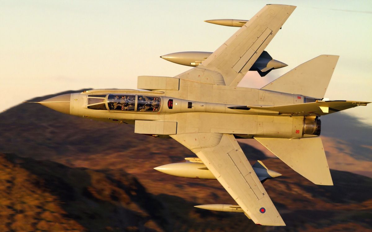 Avión de Combate Gris Volando Sobre el Campo Marrón Durante el Día. Wallpaper in 2560x1600 Resolution