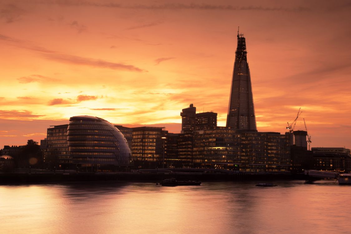 Horizon de la Ville Pendant la Nuit. Wallpaper in 3888x2592 Resolution