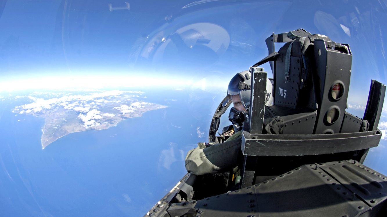 Vaisseau Spatial Noir et Gris Sur Ciel Bleu. Wallpaper in 2560x1440 Resolution