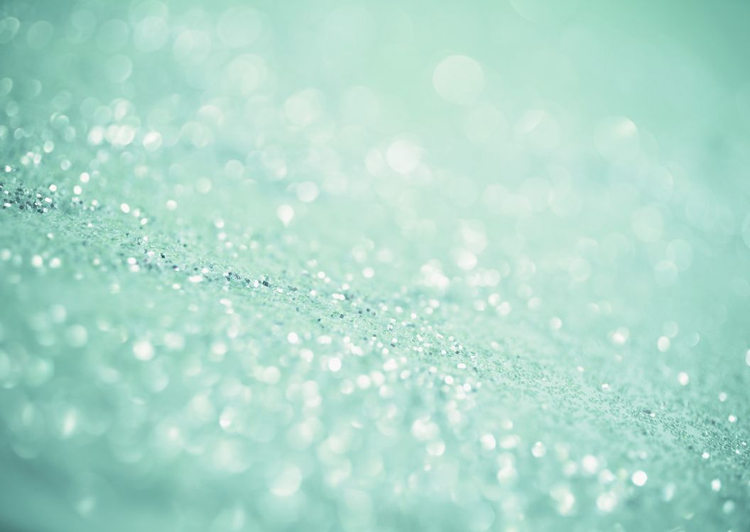 Gotas de Agua Sobre la Superficie Verde. Wallpaper in 5057x3590 Resolution