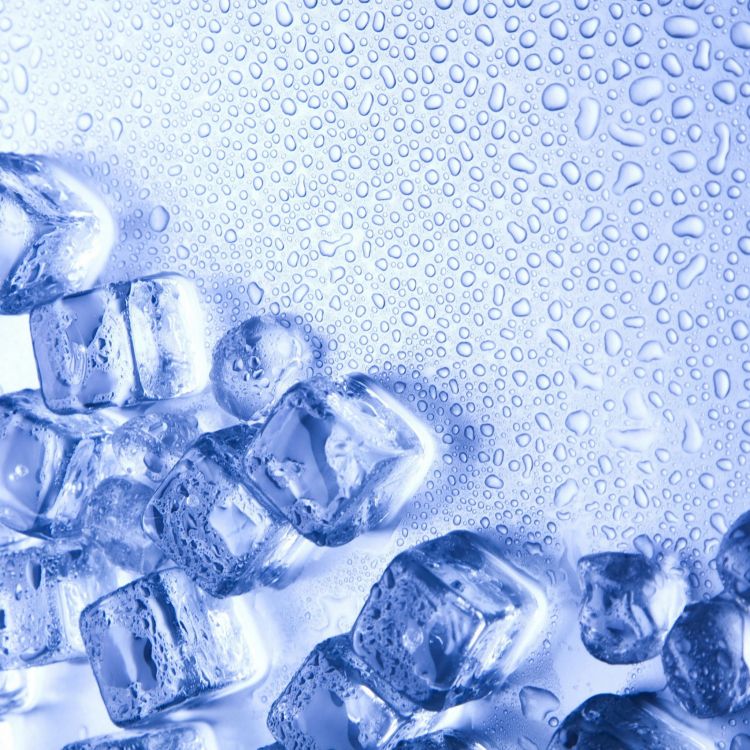 Klarglasbehälter Mit Wassertropfen. Wallpaper in 2048x2048 Resolution