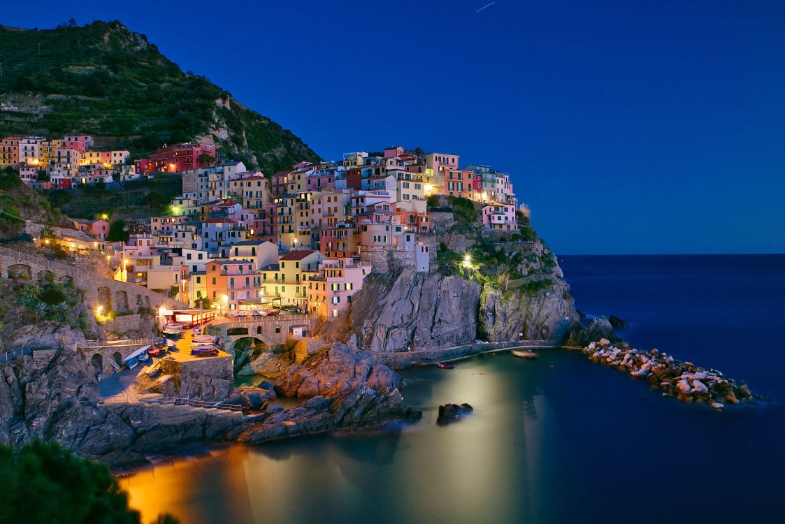 Weiße Und Braune Betongebäude in Der Nähe Von Gewässern Tagsüber. Wallpaper in 3000x2003 Resolution