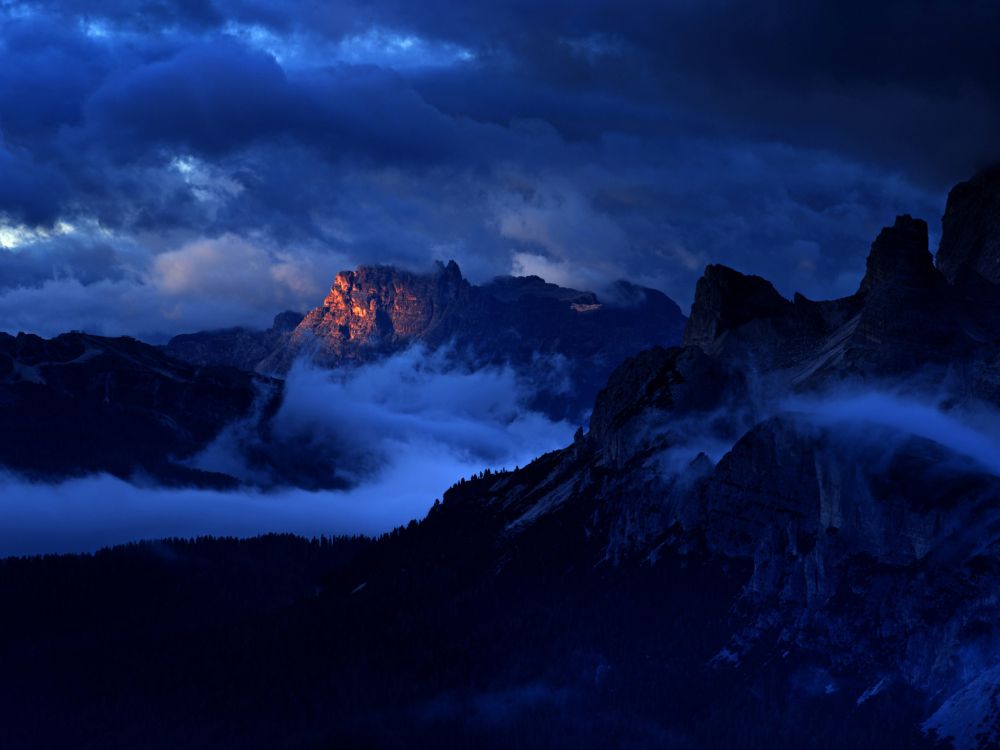 Montagnes Brunes et Noires Sous Des Nuages Gris. Wallpaper in 2048x1536 Resolution