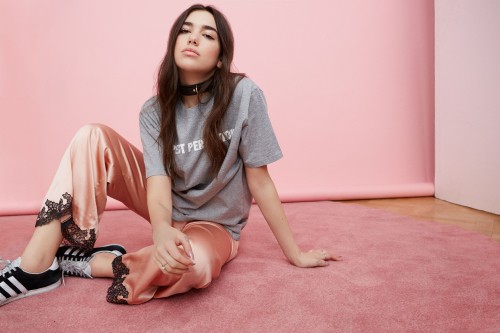 Image Dua Lipa, pink, skin, leg, sitting