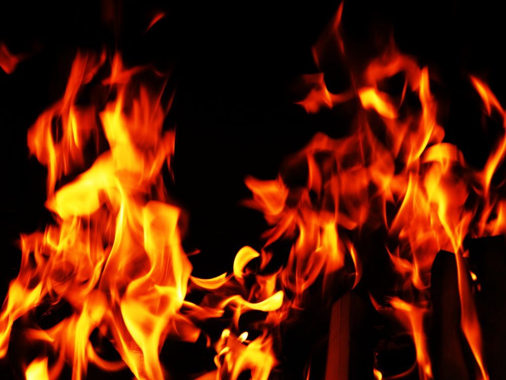 Fuego en la Oscuridad Durante la Noche. Wallpaper in 2560x1920 Resolution