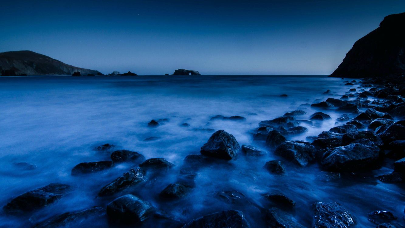 Olas Del Océano Rompiendo Contra Las Rocas Durante el Día. Wallpaper in 3840x2160 Resolution