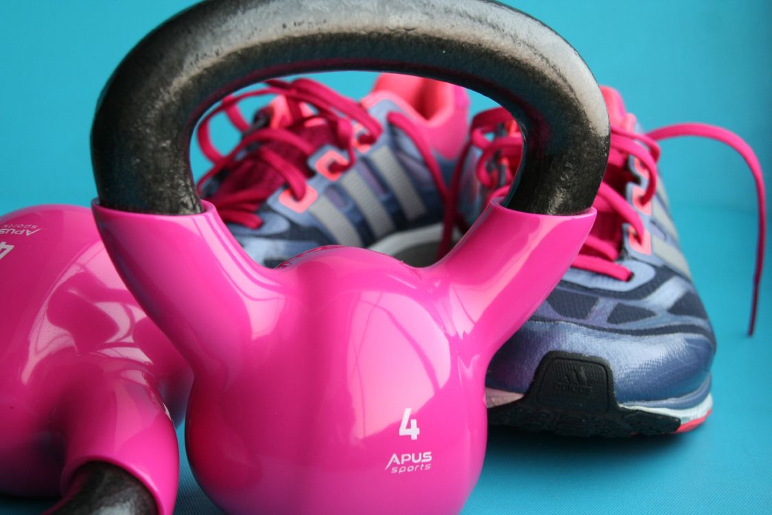 Pink and Black Kettle Bell. Wallpaper in 3456x2304 Resolution