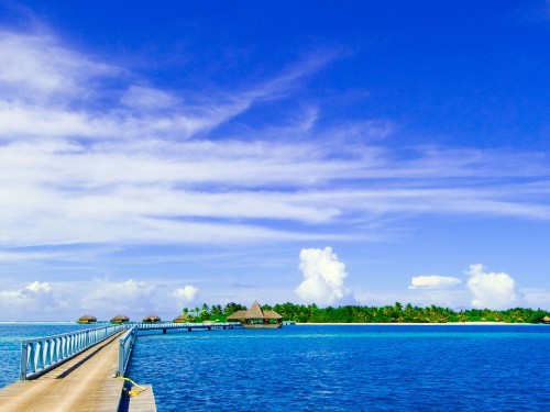 Image blue sea under blue sky and white clouds during daytime