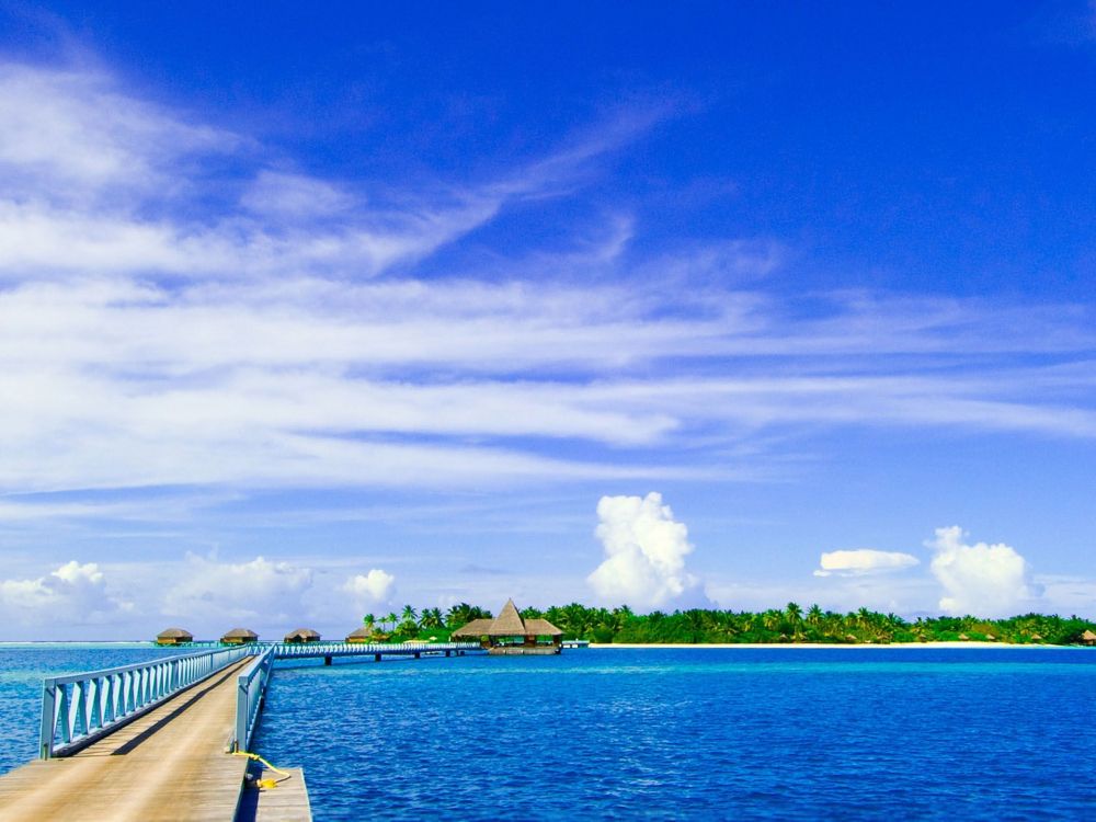 Mer Bleue Sous Ciel Bleu et Nuages Blancs Pendant la Journée. Wallpaper in 1920x1440 Resolution