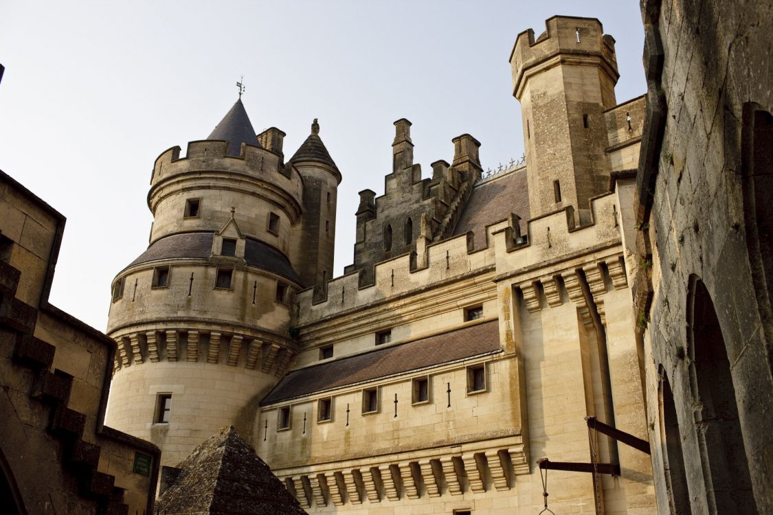 Bâtiment en Béton Brun Sous Ciel Bleu Pendant la Journée. Wallpaper in 3000x2000 Resolution