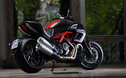 Image black and red sports bike