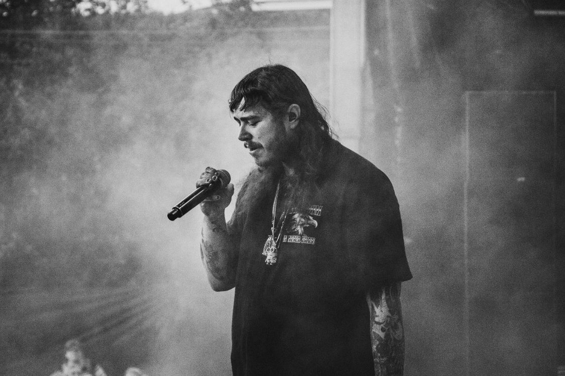 Post Malone, Schwarz, Wei, Mikrofon, Monochrom. Wallpaper in 6000x4000 Resolution