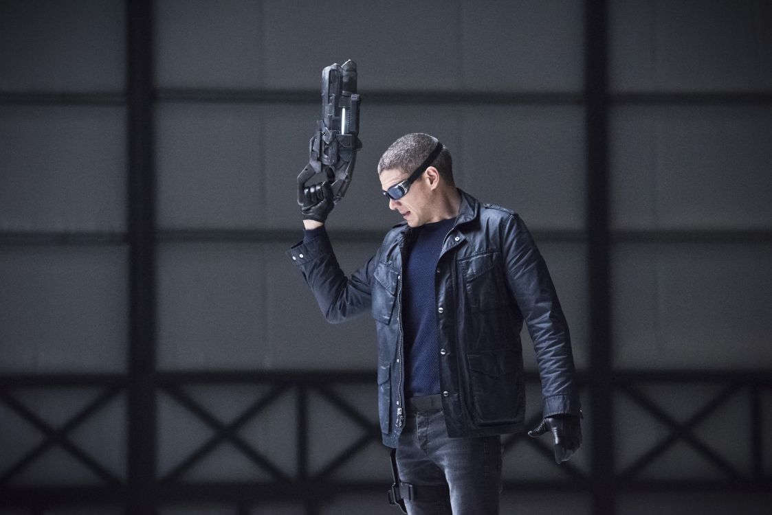 Mann in Blauer Jacke Mit Schwarzem Gewehr. Wallpaper in 3000x2002 Resolution