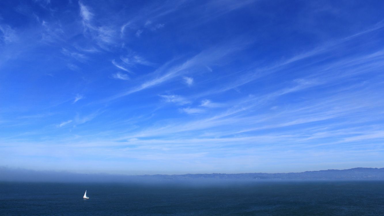 Personne en Chemise Noire Debout au Bord de la Mer Pendant la Journée. Wallpaper in 5120x2880 Resolution