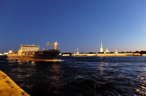 Image brown ship on sea during night time