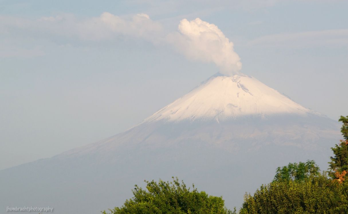 Nubes Blancas Sobre la Montaña Cubierta de Nieve. Wallpaper in 3239x1998 Resolution