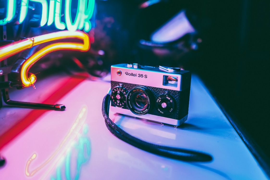 Cámara Negra y Plateada en la Mesa. Wallpaper in 5848x3899 Resolution