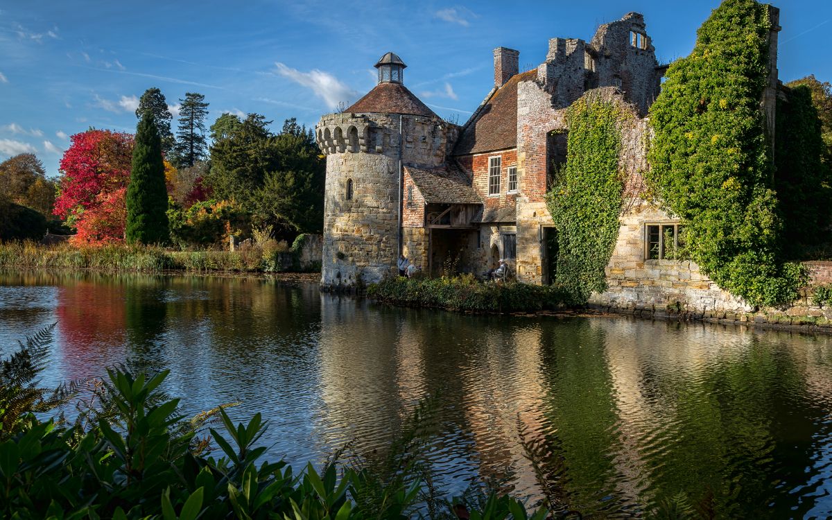 Bâtiment en Briques Brunes à Côté D'un Plan D'eau Sous un Ciel Bleu Pendant la Journée. Wallpaper in 3840x2400 Resolution
