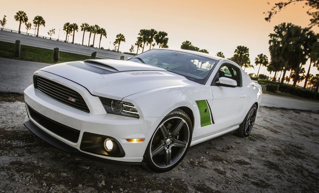 Porsche 911 Blanco Sobre Gris Camino de Tierra Durante el Día. Wallpaper in 4096x2479 Resolution