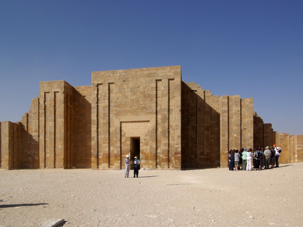 Leute, Die Tagsüber in Der Nähe Eines Braunen Betongebäudes Gehen. Wallpaper in 3136x2352 Resolution