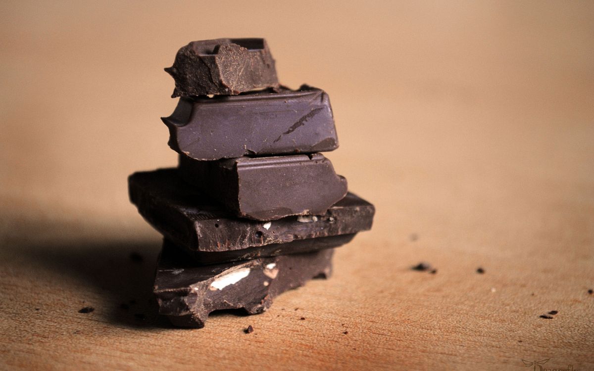 Chocolat Noir Sur Table en Bois Marron. Wallpaper in 2560x1600 Resolution