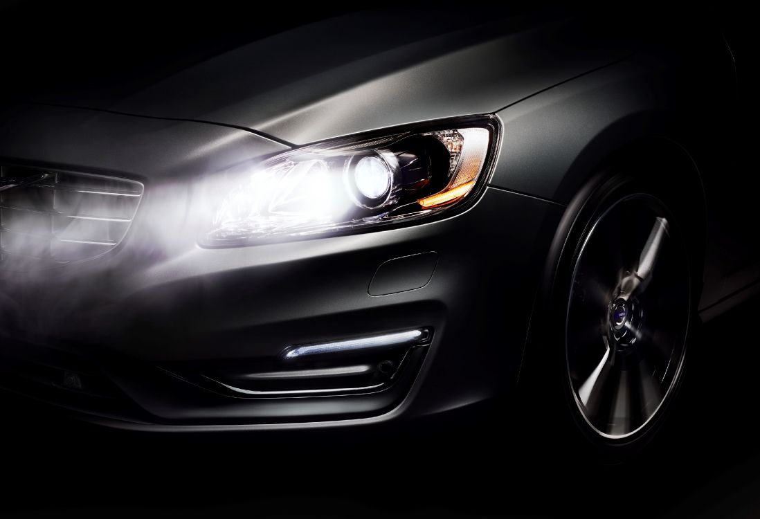 Voiture Argentée Avec Phare Noir et Marron. Wallpaper in 4016x2743 Resolution