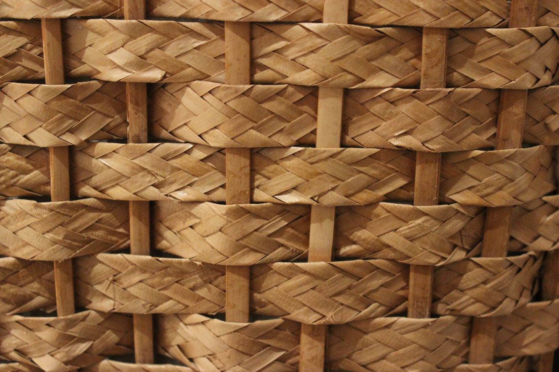 Cesta Tejida Marrón Sobre Textil Blanco. Wallpaper in 5184x3456 Resolution