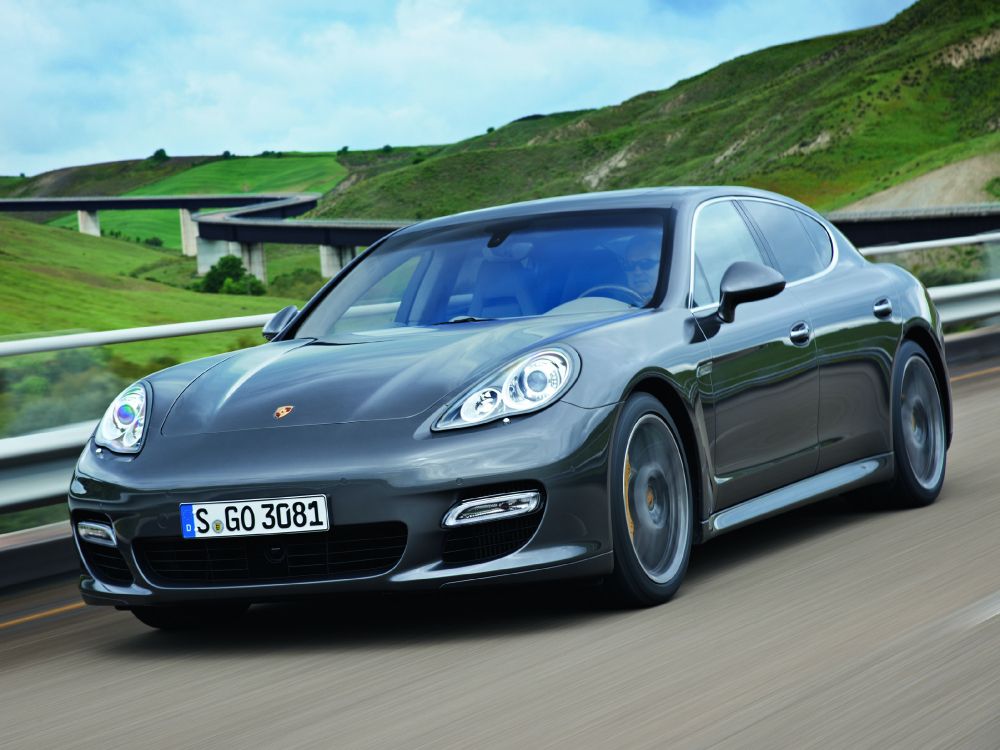 Mercedes Benz Coupe Negro en la Carretera Durante el Día. Wallpaper in 3200x2400 Resolution