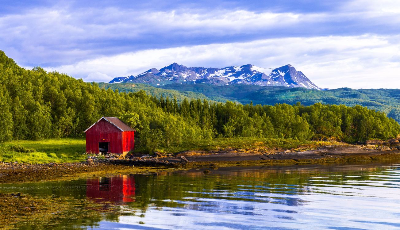 Maison en Bois Brune Sur le Lac Près Des Arbres Verts et de la Montagne Sous Les Nuages Blancs et le Ciel Bleu. Wallpaper in 4928x2833 Resolution