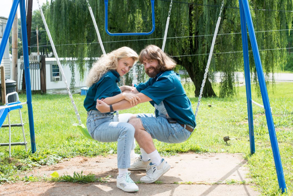2 Filles Assises Sur Une Balançoire Bleue Pendant la Journée. Wallpaper in 2048x1367 Resolution