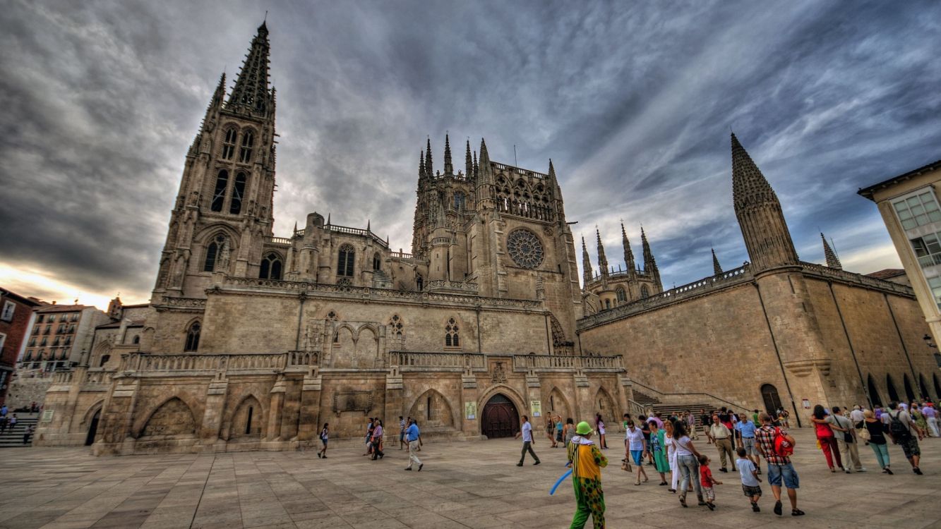 Personnes Marchant Près D'un Bâtiment en Béton Brun Pendant la Journée. Wallpaper in 3840x2160 Resolution