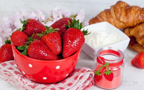 Image strawberries in red ceramic bowl