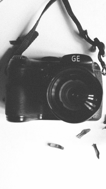 Image black nikon dslr camera on white textile