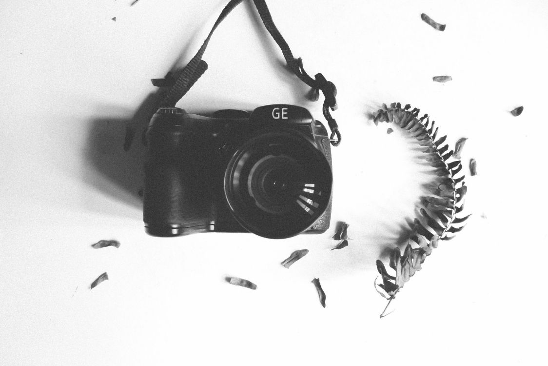 Schwarze Nikon Dslr Kamera Auf Weißem Textil. Wallpaper in 4303x2869 Resolution