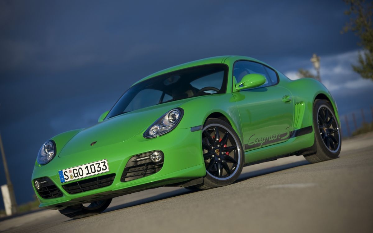 Porsche 911 Verte Sur Route Pendant la Journée. Wallpaper in 2560x1600 Resolution